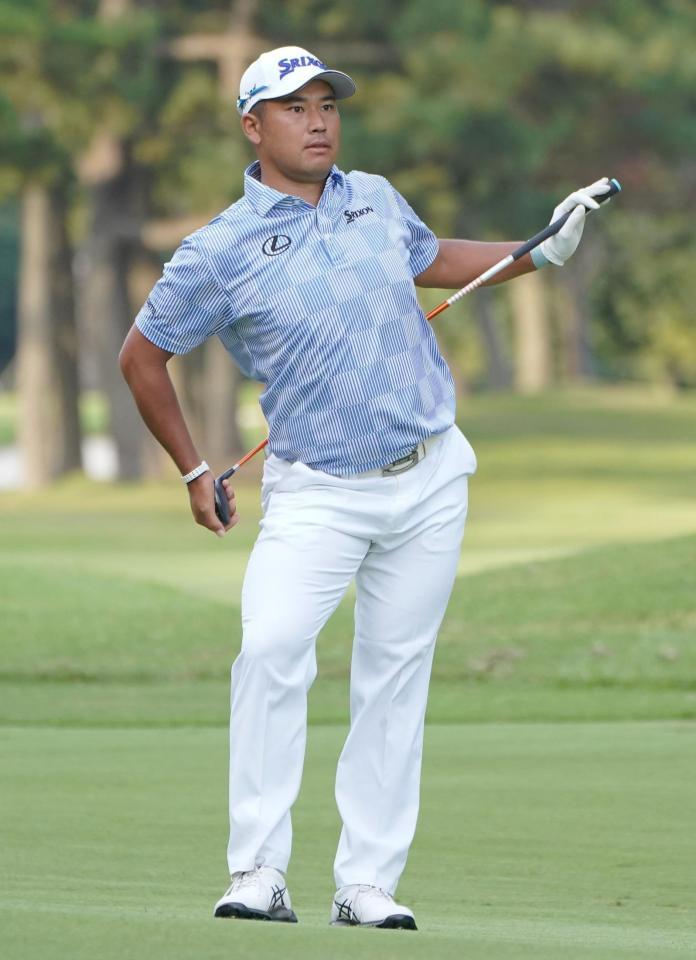 　１８番、セカンドショットを放ち打球の行方を見極める松山英樹（撮影・開出牧）