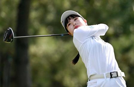 　ティーショットを放つ尾関彩美悠