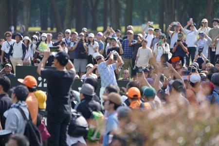 　８番、大ギャラリーに囲まれティーショットを放つ松山英樹（中央）＝撮影・開出牧