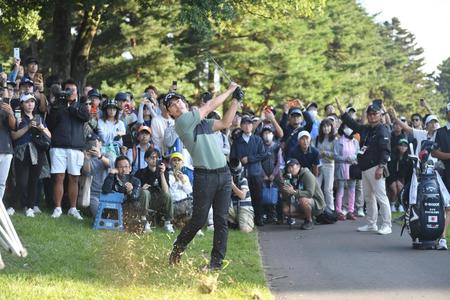 　１７番、ラフからセカンドショットを放つ石川遼（撮影・開出牧）