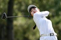 　ティーショットを放つ尾関彩美悠