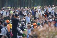 　８番、大ギャラリーに囲まれティーショットを放つ松山英樹（中央）＝撮影・開出牧