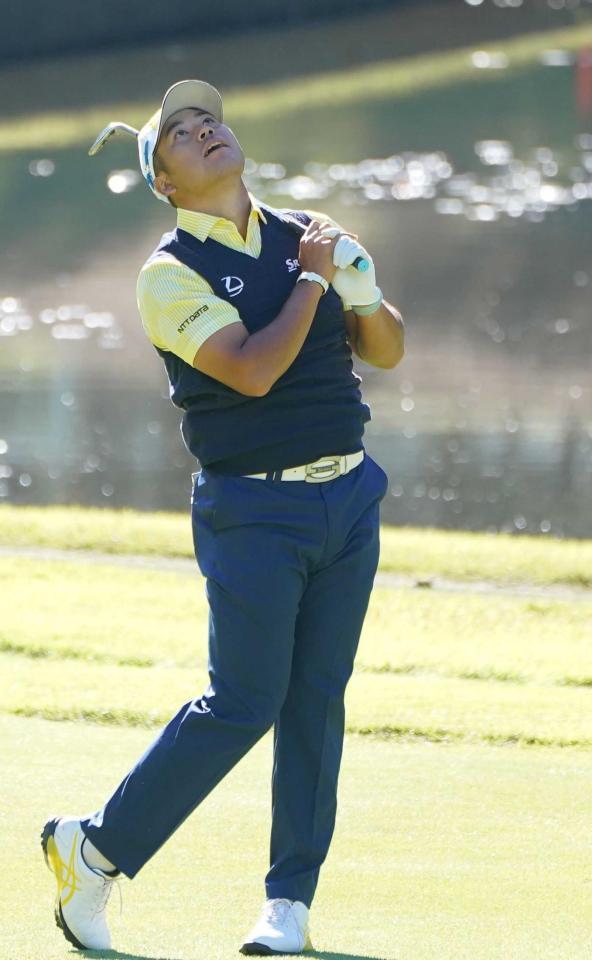 　１０番、セカンドショットを放ち、天を仰ぐ松山英樹