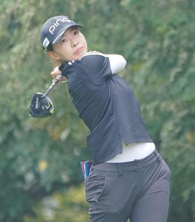 　２番、ティーショットを放つ渋野日向子（撮影・開出牧）