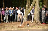 　９番の第２打、難易度の高いリカバリーショットを放つ渋野日向子（撮影・開出牧）