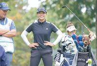 　ラウンドの合間に笑顔を見せる渋野日向子。後方は同組の山下美夢有（撮影・開出牧）