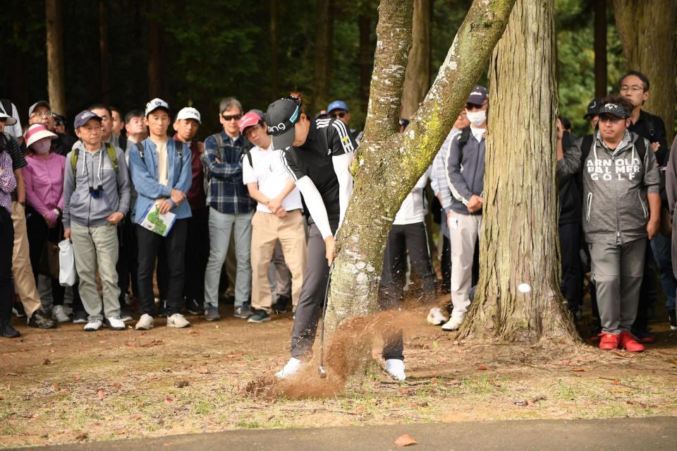 　９番の第２打、難易度の高いリカバリーショットを放つ渋野日向子（撮影・開出牧）