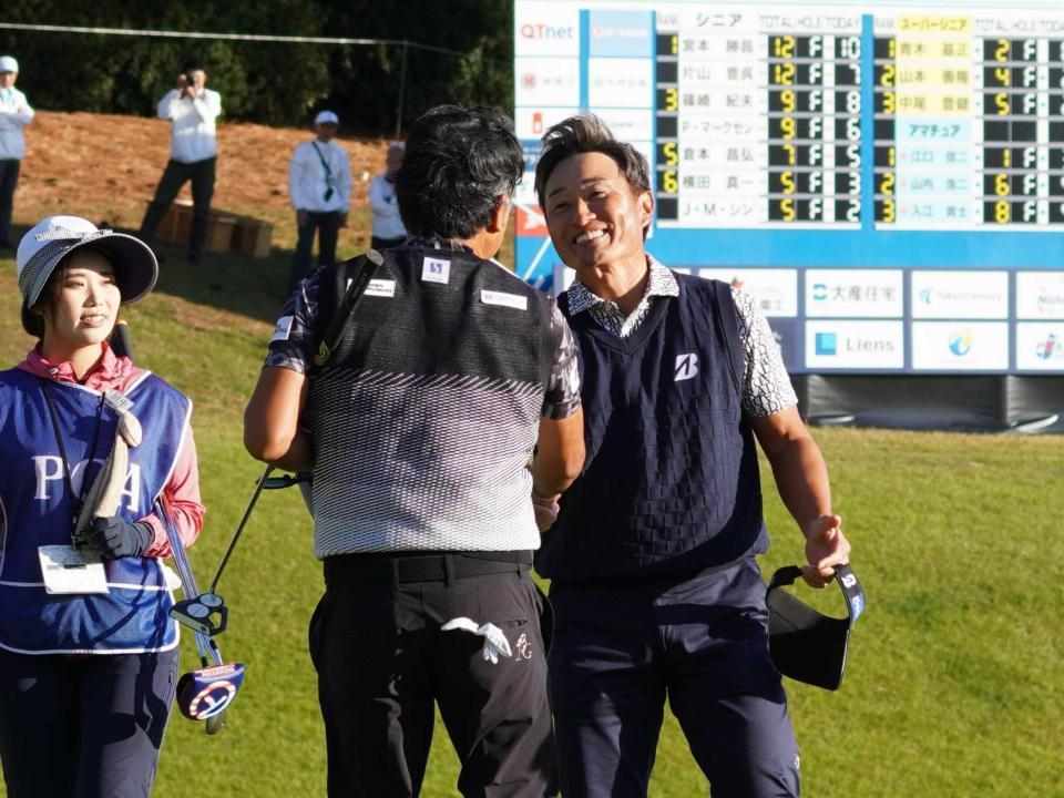 　プレーオフ終了後、固い握手を交わす宮本勝昌（写真右）と片山晋呉（同左）＝１０月２９日、福岡ＣＣ