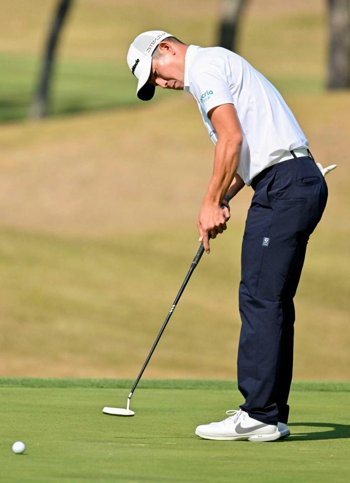 　３番でバーディーパットを決める中島啓太。９アンダーで首位