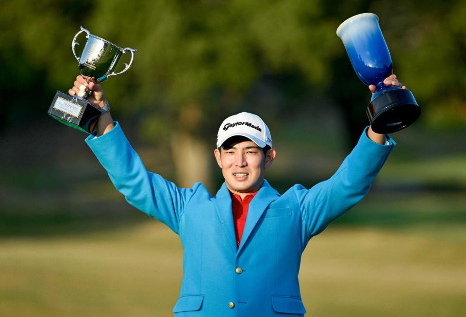 　通算２４アンダーで優勝した中島啓太