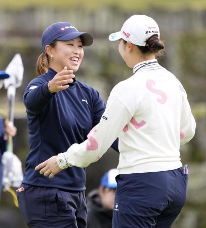 　最終日、通算１６アンダーで優勝を決め、小祝さくら（右）と抱き合う西郷真央＝グレートアイランドＣ