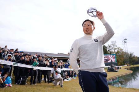 　通算１２アンダーで優勝し、観客の歓声に応える今平周吾＝太平洋クラブ御殿場