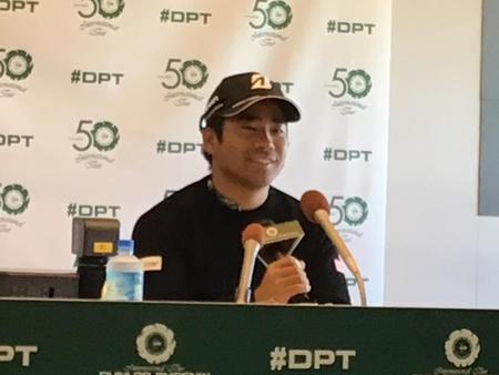 比嘉　先輩・松山にパター相談　前週から同じピン型使用