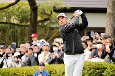 　ティーショットを放つ松山