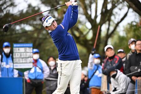 　第１日、１０番でティーショットを放つ岩井千怜