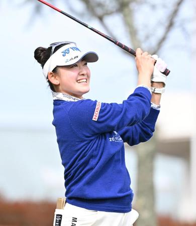 　第１日、７番でティーショットを放ち笑顔を見せる岩井千怜
