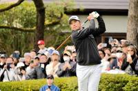 　ティーショットを放つ松山