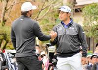 　ケプカ（左）と握手を交わす松山