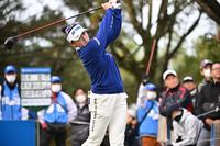 　第１日、１０番でティーショットを放つ岩井千怜