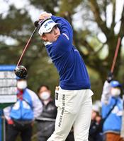 　第１日、１０番でティーショットを放つ岩井千怜