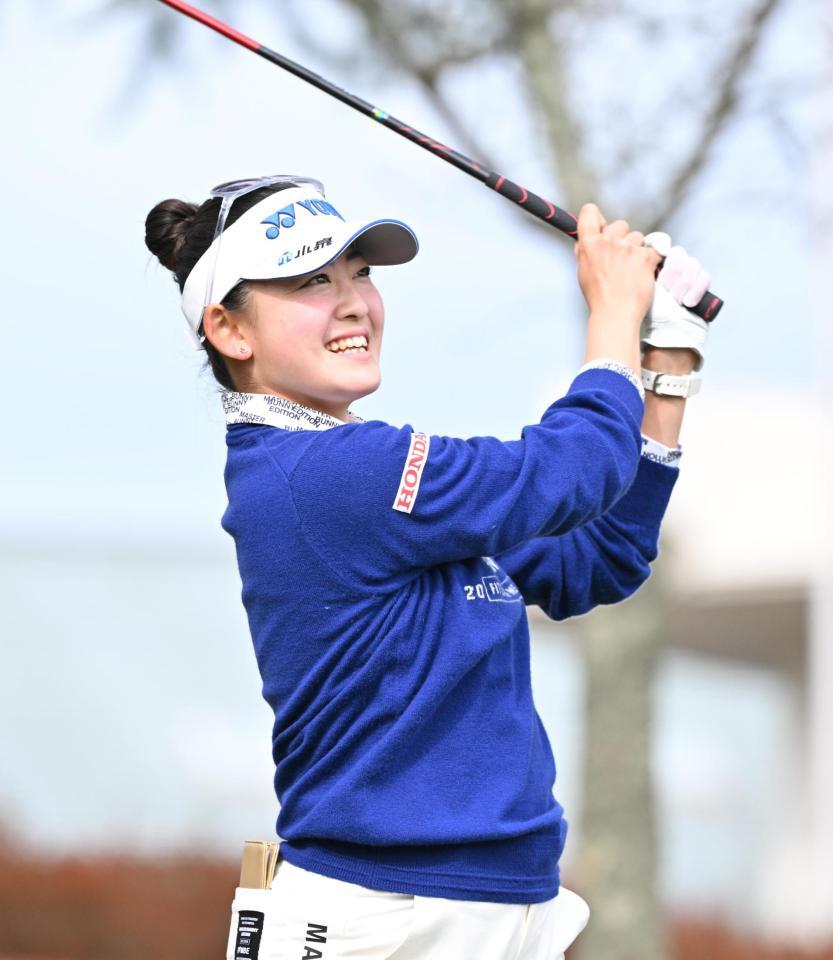 　第１日、７番でティーショットを放ち笑顔を見せる岩井千怜