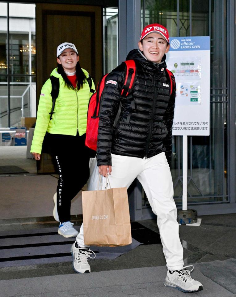 　悪天候のため第３ラウンドが中止となり、クラブハウスから引き揚げる岩井明愛（手前）と岩井千怜