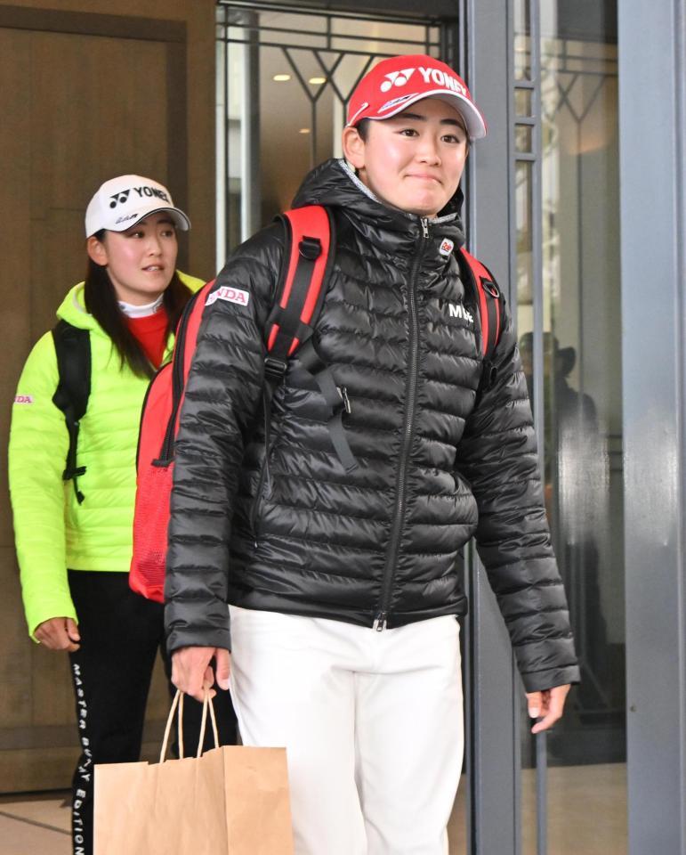 　悪天候で第３日が中止となり、引き揚げる岩井明愛（右）と岩井千怜