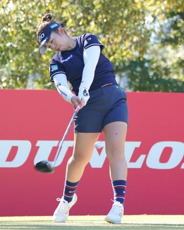 　２番、ティーショットを放つ山下美夢有（撮影・開出牧）