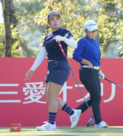　２番、ティーショットを放ち打球の行方を見極める山下美夢有（手前）。後方は同組で年間女王を争う申ジエ（撮影・開出牧）