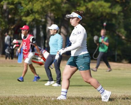 ２日目も年間女王争いをする申ジエ（後方）と同組でラウンドする山下美夢有（撮影・開出牧）