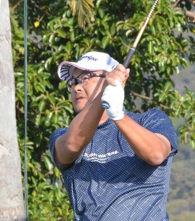 　１番、ティーショットを放つ小田孔明（撮影・足利渉）