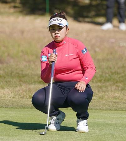 　４番グリーンでラインを読む山下美夢有（撮影・開出牧）