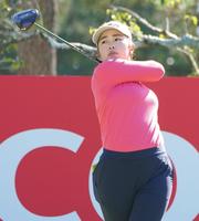 　７番、ティーショットを放つ山下美夢有（撮影・開出牧）