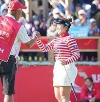 　ウイニングパットを沈め松村卓キャディー（左）と握手を交わす山下美夢有（撮影・開出牧）