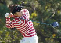 　４番、ティーショットを放つ山下美夢有（撮影・開出牧）