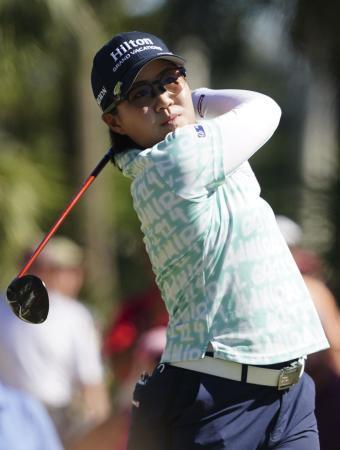 　ティーショットを放つ畑岡奈紗
