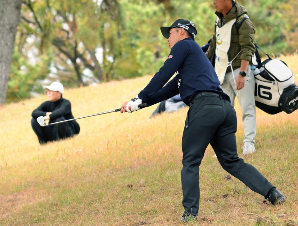 　４番、第３打でリカバリーショットを放つ蝉川泰果（撮影・伊藤笙子）