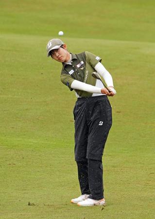 　第２ラウンド、１番でショットを放つ馬場咲希