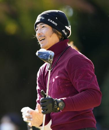 　第３日、笑顔でラウンドする石川遼。通算１１アンダーで３位＝東京よみうりＣＣ