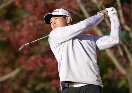 　第３日、１８番でティーショットを放つ中島啓太。通算１３アンダーで首位＝東京よみうりＣＣ