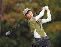 　第２ラウンド、１番でティーショットを放つ馬場咲希