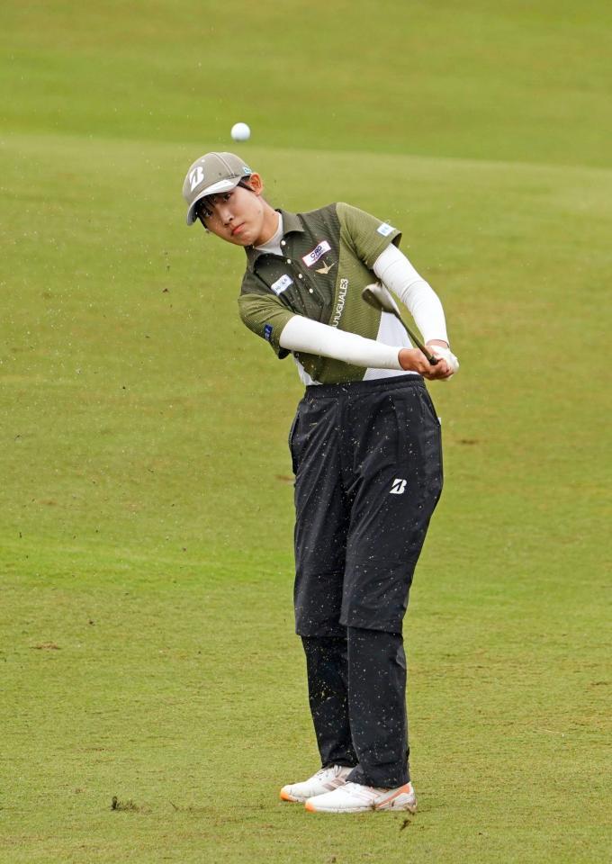 　第２ラウンド、１番でショットを放つ馬場咲希