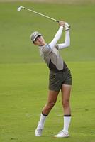 　１７番でショットを放つ馬場咲希（共同）