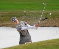 　１８番でバンカーショットを放つ馬場咲希（共同）