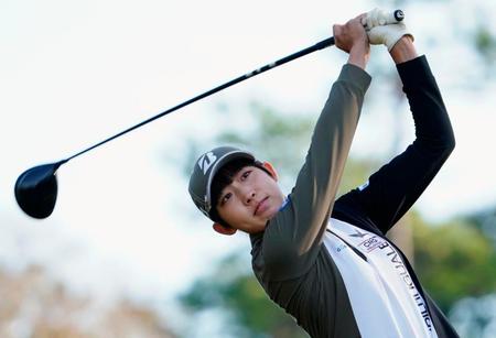　最終ラウンド、１０番でティーショットを放つ馬場咲希