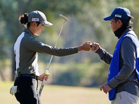 　最終ラウンド、ホールアウトする馬場咲希（左）