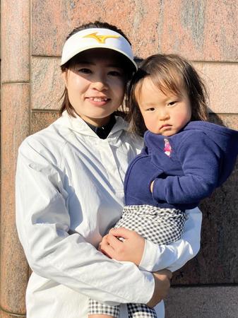 娘の咲凜ちゃんを抱きかかえる神谷和奏