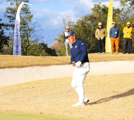 正規の１８番でチップインバーディーを決める渡部