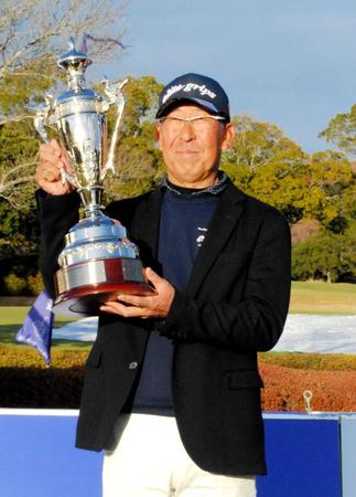 優勝カップを掲げる渡部