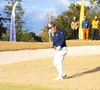 正規の１８番でチップインバーディーを決める渡部